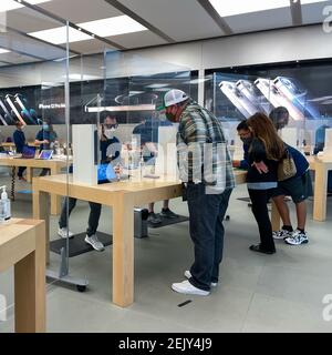 Orlando,FL/USA-9/30/19: An Apple store with people waiting to get in to  purchase an Apple iPhone 11 Stock Photo - Alamy