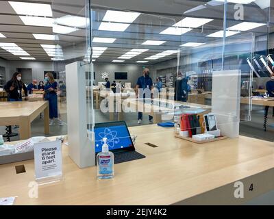 Orlando,FL/USA-9/30/19: An Apple store with people waiting to get in to  purchase an Apple iPhone 11 Stock Photo - Alamy