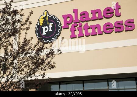 A Logo Sign Outside Of A Planet Fitness Location In Fredericksburg Virginia On April 2 2020 Stock Photo - Alamy