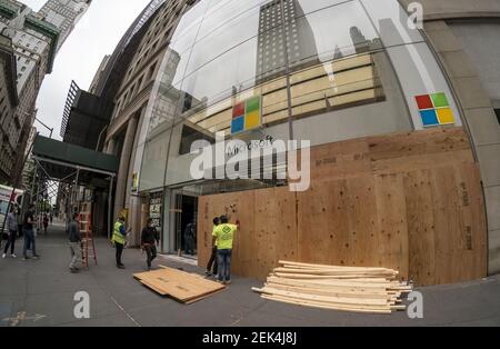 New York, New York, USA. 2nd June, 2020. Victoria Secret store on Fifth  Avenue is closed with sidings after a dawn of looting in the New York trade  during protests that spread