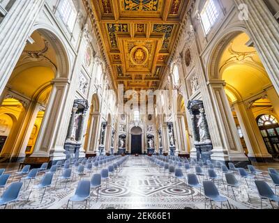 Central Nave in St. John Lateran's Basilica - Rome, Italy Stock Photo ...