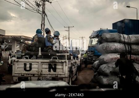 Blue helmets of the UN on the road of Goma, North Kivu, DRC Stock Photo