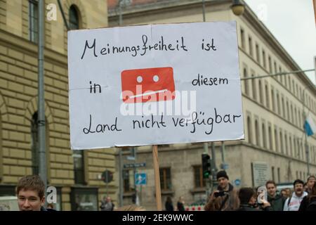 Aufschrift auf Plakat ' Meinungsfreiheit in diesem Land nicht verfügbar '. In München haben am 13.4.2019 einige Dutzend Menschen gegen die Urheberrechtsreform und Artikel 11, 12 und 13 protestiert. (Photo by Alexander Pohl/Sipa USA)