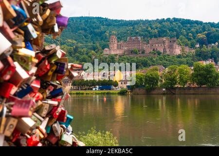 Germany, Baden-Wurttemberg, Heidelberg, Heidelberg Castle with padlocks of Liebesstein in foreground Stock Photo