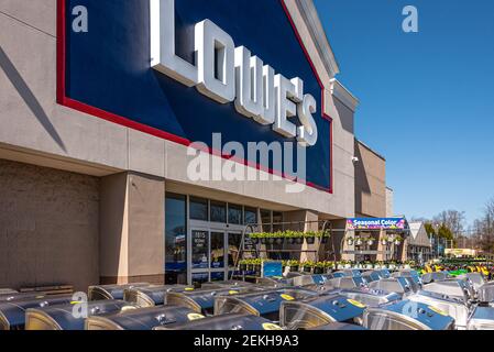 Lowe's Home Improvement store with outdoor display of gas grills and landscape supply in Snellville, Georgia, just east of Atlanta. (USA) Stock Photo