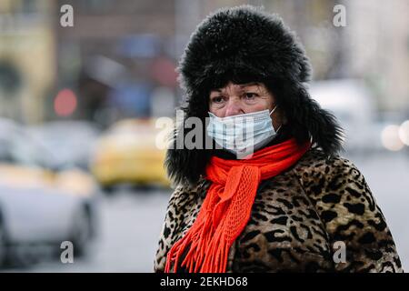 Moscow, Russia. 23rd Feb, 2021. A woman wearing a mask walks on a street in Moscow, Russia, on Feb. 23, 2021. Russia registered 11,823 new COVID-19 cases over the past 24 hours, the lowest number of daily infections since October, bringing the nationwide tally to 4,189,153, said the official monitoring and response center on Tuesday. Credit: Evgeny Sinitsyn/Xinhua/Alamy Live News Stock Photo