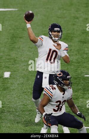 Chicago Bears quarterback Mitchell Trubisky (10) puts on his NFC