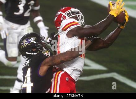 Miami Dolphins wide receiver Tyreek Hill (10) catches a touchdown pass  during an NFL football game against the Baltimore Ravens, Sunday, Sept. 18,  2022 in Baltimore. (AP Photo/Daniel Kucin Jr Stock Photo - Alamy