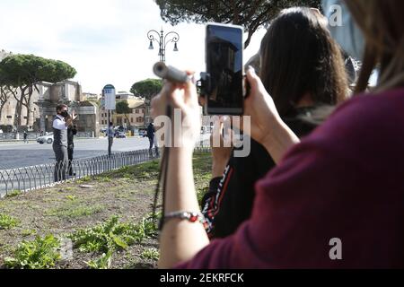 Actor Tom Cruise greeting his fans on the set of the film Mission  Impossible 7 at Imperial Fora in Rome. Rome (Italy), October 13th 2020  Photo Samantha Zucchi /Insidefoto/Sipa USA Stock Photo 