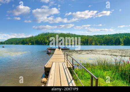 Families enjoy a summer day of boating and fishing on Granite Kelso Lake in the Coeur d'Alene area of North Idaho, USA Stock Photo