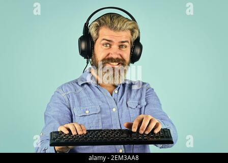 Gaming addiction. Man bearded hipster gamer headphones and keyboard. Play  computer games. Online gaming platform. Gaming modern leisure. Cyber sport  arena. Gaming PC build guide. Graphics settings Stock Photo by ©stetsik  510565044