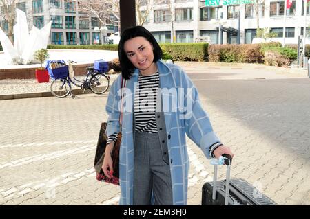 Schauspielerin Mimi Fiedler bei der Ankunft zur TV-Aufzeichnung der Talkshow 'Riverboat' im Studio 3  der Media City Leipzig. Leipzig, 24.02.2021 Stock Photo