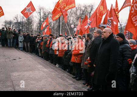 Moscow, Russia. 23rd Feb, 2021. Communists seen with read flags and carnations during the wreath-laying ceremony at the tomb of the Unknown Soldier.The Communist Party of the Russian Federation on Tuesday gathered activists of the Left Front, the Lenin Komsomol, the movement For New Socialism, the women's union “Hope of Russia” and other related organizations to lay flowers at the Tomb of the Unknown Soldier in the center of Moscow. Credit: SOPA Images Limited/Alamy Live News Stock Photo