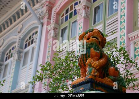Chinese Foo Dog/Fu Dog or Imperial Guardian Lion in ceramics placed in front of a Peranakan house in Joo Chiat Rd, Singapore Stock Photo