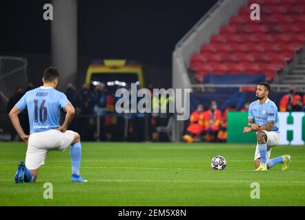 Budapest, Hungary. 24th Feb, 2021. Football: Champions League, Borussia Mönchengladbach - Manchester City, knockout round, round of 16, first leg at Puskas Arena. Manchester City's Rodri and Gabriel Jesus (r) kneel before the match. Credit: Marton Monus/dpa/Alamy Live News Stock Photo