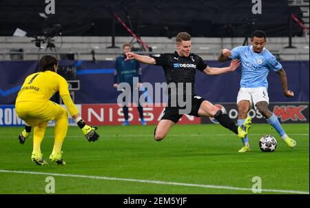 Budapest, Hungary. 24th Feb, 2021. Football: Champions League, Borussia Mönchengladbach - Manchester City, knockout round, round of 16, first leg at Puskas Arena. Gladbach's Nico Elvedi and Manchester City's Gabriel Jesus (r) in action. Credit: Marton Monus/dpa/Alamy Live News Stock Photo