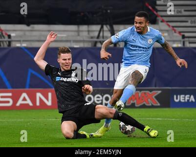 Budapest, Hungary. 24th Feb, 2021. Football: Champions League, Borussia Mönchengladbach - Manchester City, knockout round, round of 16, first leg at Puskas Arena. Gladbach's Nico Elvedi and Manchester City's Gabriel Jesus (r) in action. Credit: Marton Monus/dpa/Alamy Live News Stock Photo