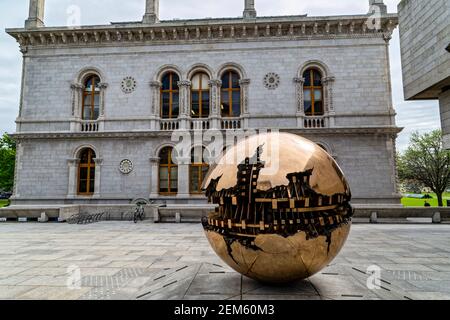 Dublin, Ireland. 6th May, 2016. The Sphere in the Sphere (Sfera con sfera 1982-1983) by Arnaldo Pomodoro in front of Trinity College. Stock Photo