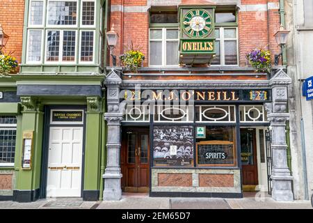 Dublin, Ireland. 6th May, 2016. O’Neill’s is a genuine traditional Old Irish pub situated in the historic heart of Dublin just a stones throw from Tem Stock Photo