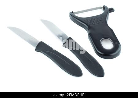 https://l450v.alamy.com/450v/2emdrhe/knives-and-vegetable-peeler-with-black-plastic-holders-isolated-on-white-background-2emdrhe.jpg