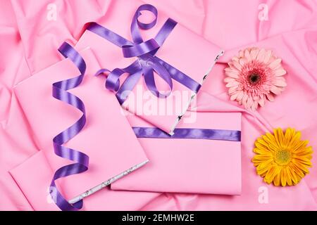 Cute spring gift boxes with daisy flowers. Spring floral background ...