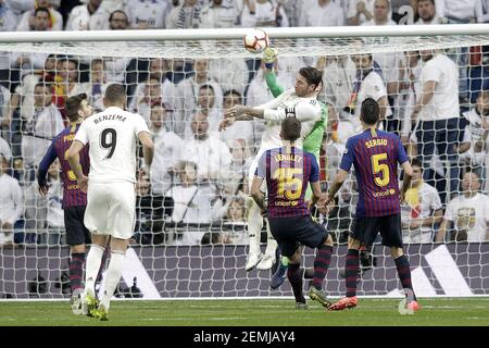 Barcelona S Gerard Pique Marc Andre Ter Stegen And Lionel Messi Applaud The Fans Prior To The Beginning Of The Match Stock Photo Alamy