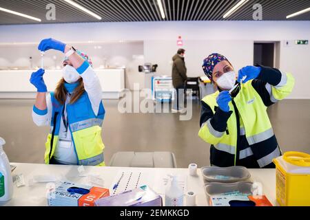 Madrid, Spain. 25th Feb, 2021. Health workers preparing doses of the AstraZeneca vaccine against Covid-19 during a mass vaccination campaign by SUMMA 112 (Medical Emergency Services of Madrid) at the Wanda Metropolitan stadium, Madrid's city council has trained over 2000 nurses to support the ongoing vaccination efforts as Spain ramps up inoculation of its population. Credit: SOPA Images Limited/Alamy Live News Stock Photo