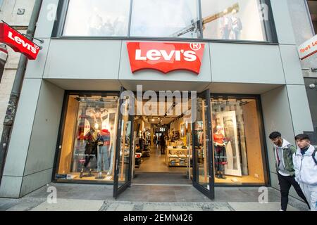 Munich, Germany : Levi's store, Munich. Founded in 1853, Levi Strauss is an  American clothing company known worldwide for its brand of denim jeans  Stock Photo - Alamy