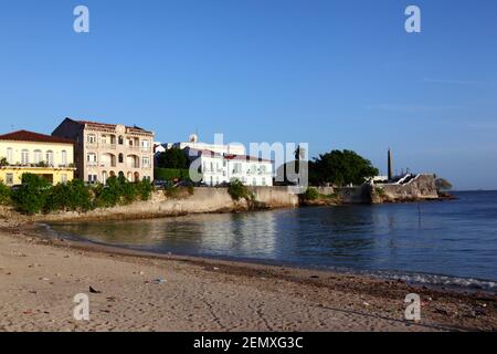 View along shore of Casco Viejo to end of peninsula and Paseo de las Bovedas / Plaza Francia, Panama City , Panama Stock Photo