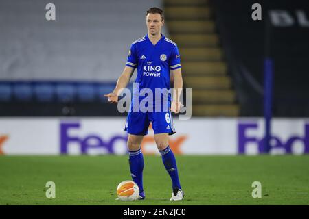 Leicester, UK. 25th Feb, 2021:  Jonny Evans #6 of Leicester City looks for someone to pass the ball to in Leicester, UK on 2/25/2021. (Photo by Mark Cosgrove/News Images/Sipa USA) Credit: Sipa USA/Alamy Live News Stock Photo