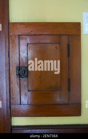https://l450v.alamy.com/450v/2en736x/antique-clothes-chute-door-in-home-2en736x.jpg