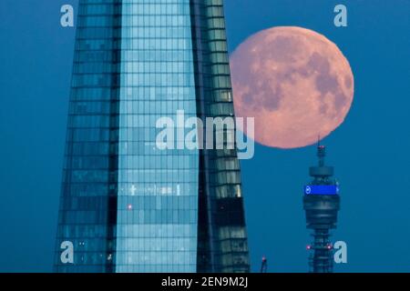 London, UK. 26th Feb, 2021. UK Weather: A Waxing Gibbous 97.8% near full moon sets in the morning hours of Friday near The Shard skyscraper building. Credit: Guy Corbishley/Alamy Live News Stock Photo