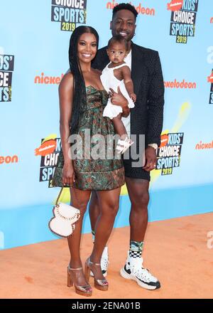 L R Gabrielle Union And Daughter Kaavia James Union Wade At Disney S Cheaper By The Dozen World Premiere Held At The El Capitan Theater In Hollywood Ca On Wednesday March 16 22 Photo