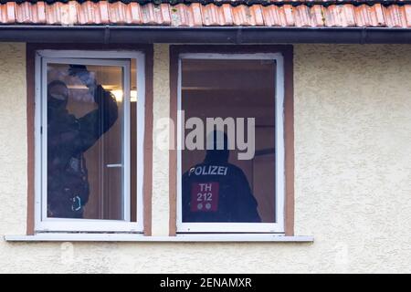 Thuringia, Ballstädt, 26 February 2021: Police officers search a house belonging to the right-wing scene. Police in several federal states have taken action against a neo-Nazi network with a large-scale raid. The searches in Thuringia, Saxony-Anhalt and Hesse involved suspected large-scale drug trafficking and money laundering, according to the Thuringia State Criminal Police Office (TLKA) on Friday morning. Credit: dpa picture alliance/Alamy Live News Stock Photo