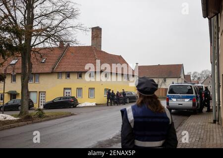 Thuringia, Ballstädt, 26 February 2021: Police officers are standing in front of a house that can be assigned to the right-wing scene. The house is searched by officers. With a large-scale raid, police in several federal states have taken action against a neo-Nazi network. The searches in Thuringia, Saxony-Anhalt, and Hesse involved suspected large-scale drug trafficking and money laundering, according to the Thuringia State Criminal Police Office (TLKA) on Friday morning. Photo: Michael Reichel/dpa-Zentralbild/dpa Credit: dpa/Alamy Live News Stock Photo