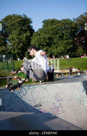 Middle aged skate boarders in Clissold Park Hackney skate park Stock Photo