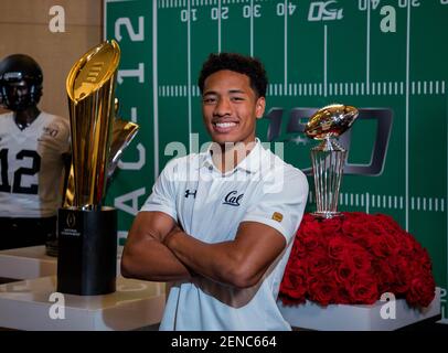 https://l450v.alamy.com/450v/2enc664/july-24-2019-hollywood-cacal-bears-defensive-back-camryn-bynum-poses-for-a-photo-in-front-of-the-rose-bowl-and-national-championship-trophies-at-the-pac-12-football-media-day-on-wednesday-july-24-2019-at-the-hollywood-and-highland-in-hollywood-ca-mandatory-credit-juan-lainez-marinmediaorg-cal-sport-mediasipa-usa-complete-photographer-and-credit-requiredcredit-image-copy-juan-lainez-marinmediaorg-ccsmsipa-usa-2enc664.jpg