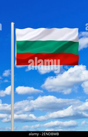 Flagge von Bulgarien, blauer Himmel, Cumulus Wolken, Republik in Südosteuropa, Balkan, Balkanhalbinsel, Stock Photo