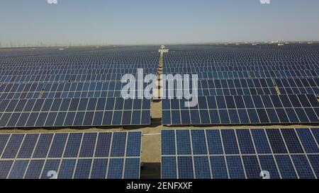 Svare springe Lave om Aerial view of China's first 100-megawatt molten salt solar thermal power  plant in Dunhuang city, northwest China's Gansu province, 10 August 2019.  Chinese solar panel makers have supplanted international rivals and now  command a dominant position in ...