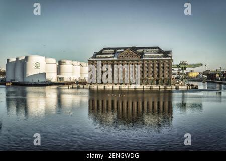 Westhafen Berlin, BEHALA Speicherhaus, Lagerhaus, Zollhaus Gebauede, Unitank, Oeltanks, Berlin-Moabit, Deutschland Stock Photo