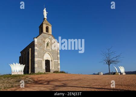 La Chapelle de la Madone (Chapel of the Madonna) dominates the vineyards of Beaujolais in Fleurie Stock Photo