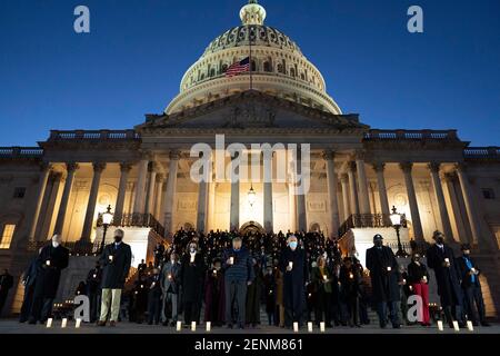 Members of Congress led by Senate Majority Leader Chuck Schumer, center, Minority Leader Mitch McConnell, right, and Speaker Nancy Pelosi hold a candlelight vigil and moment of silence for the over 500,000 Americans who have died from COVID-19 outside the U.S. Capitol February 23, 2021 in Washington, D.C. Stock Photo