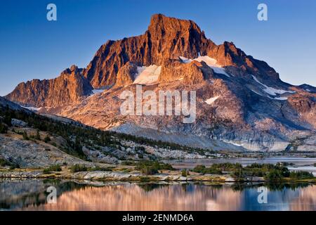 Banner Peak from John Muir Trail over Thousand Island Lake at sunrise, Sierra Nevada, Ansel Adams Wilderness, California, USA Stock Photo