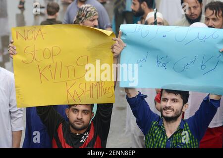 Pakistani Activists of Tehreek-e-Nujawanan-e-Pakistan carrying ...