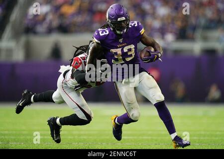 Atlanta Falcons outside linebacker De'Vondre Campbell (59) lines up against  the Carolina Panthe …