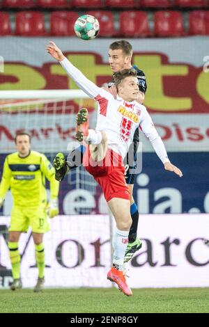 Regensburg, Germany. 26th Feb, 2021. Football: 2. Bundesliga, Jahn Regensburg - SC Paderborn 07, Matchday 23 at Jahnstadion. Uwe Hünemeier of Paderborn (back) and David Otto of Regensburg in a header duel for the ball. Credit: Matthias Balk/dpa - IMPORTANT NOTE: In accordance with the regulations of the DFL Deutsche Fußball Liga and/or the DFB Deutscher Fußball-Bund, it is prohibited to use or have used photographs taken in the stadium and/or of the match in the form of sequence pictures and/or video-like photo series./dpa/Alamy Live News Stock Photo