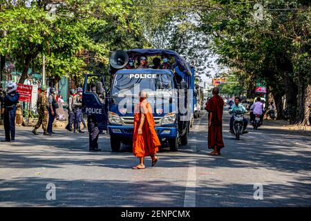 Mandalay, Myanmar. 26th Feb, 2021. Monks seen talking to police during an anti-coup demonstration.Myanmar Security Forces shot at anti-military coup protesters and those close to them with slingshots, rubber bullets and other materials thus injuring young children and many were arrested. Credit: SOPA Images Limited/Alamy Live News Stock Photo