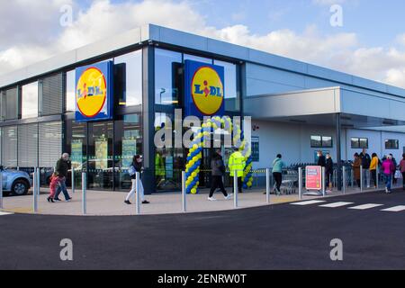 26 February 2021 Customers que outside of the brand new Lidl discount store in Castlebawn Retail park in newtownards, county Down on opening day Stock Photo