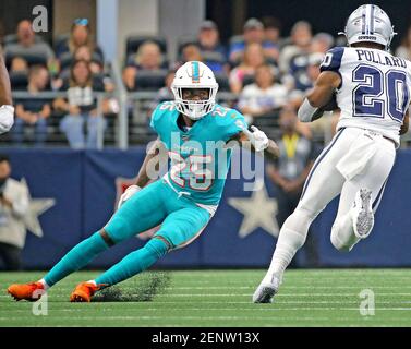 Arlington, Texas, USA. 29th Dec, 2019. Dallas Cowboys running back Tony  Pollard (20) tries to pull down a high pass during an NFL football game  between the Washington Redskins and Dallas Cowboys