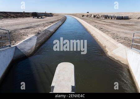 Irrigation Desert farming. Irrigation System for farming in Pivots ...